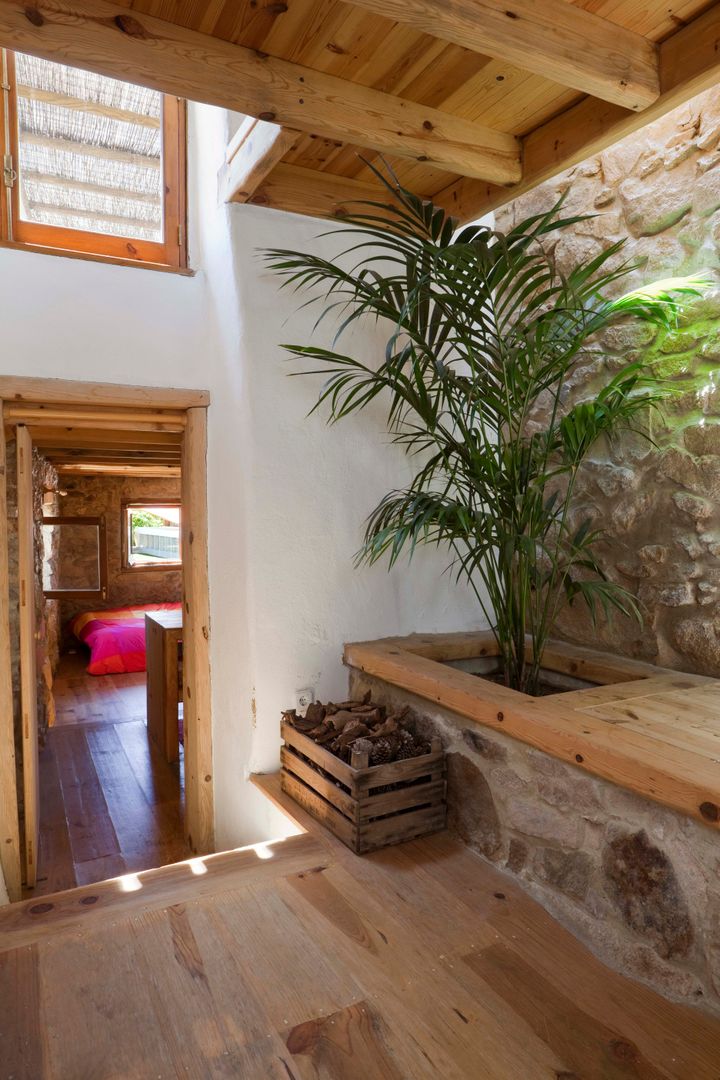 CASA EM FORMA DE ABRAÇO , pedro quintela studio pedro quintela studio Rustic style corridor, hallway & stairs Stone