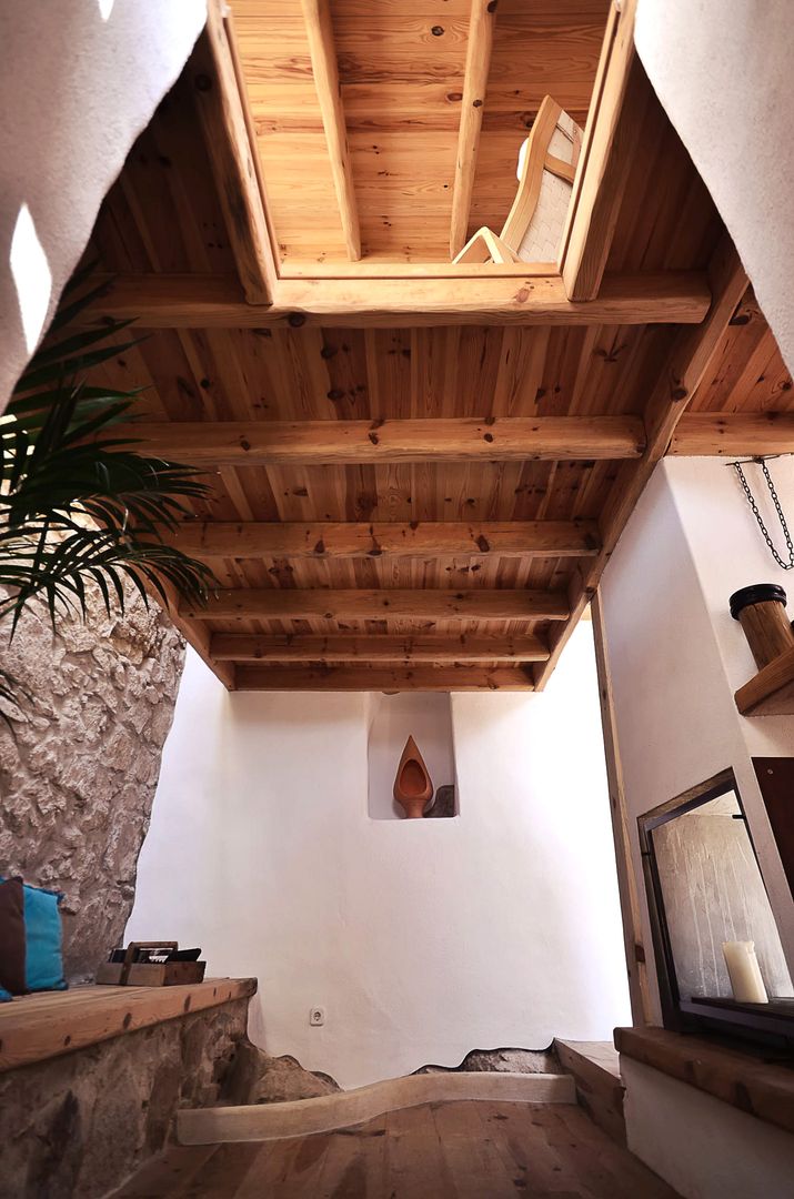 CASA EM FORMA DE ABRAÇO , pedro quintela studio pedro quintela studio Rustic style corridor, hallway & stairs Stone