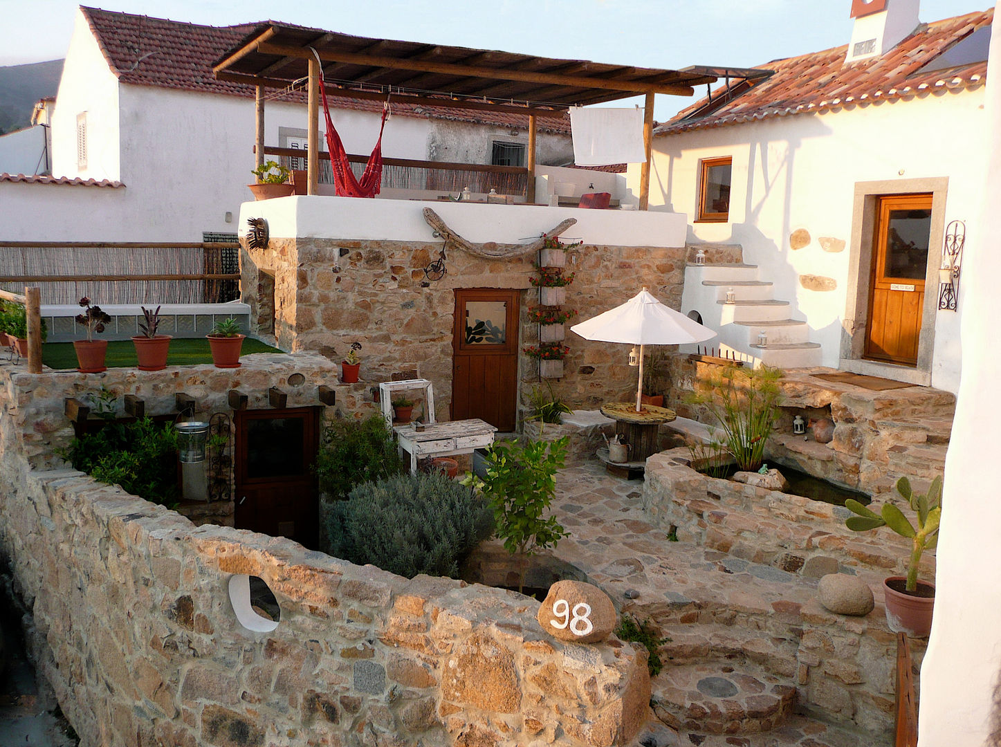 CASA EM FORMA DE ABRAÇO , pedro quintela studio pedro quintela studio Rustik Evler Taş