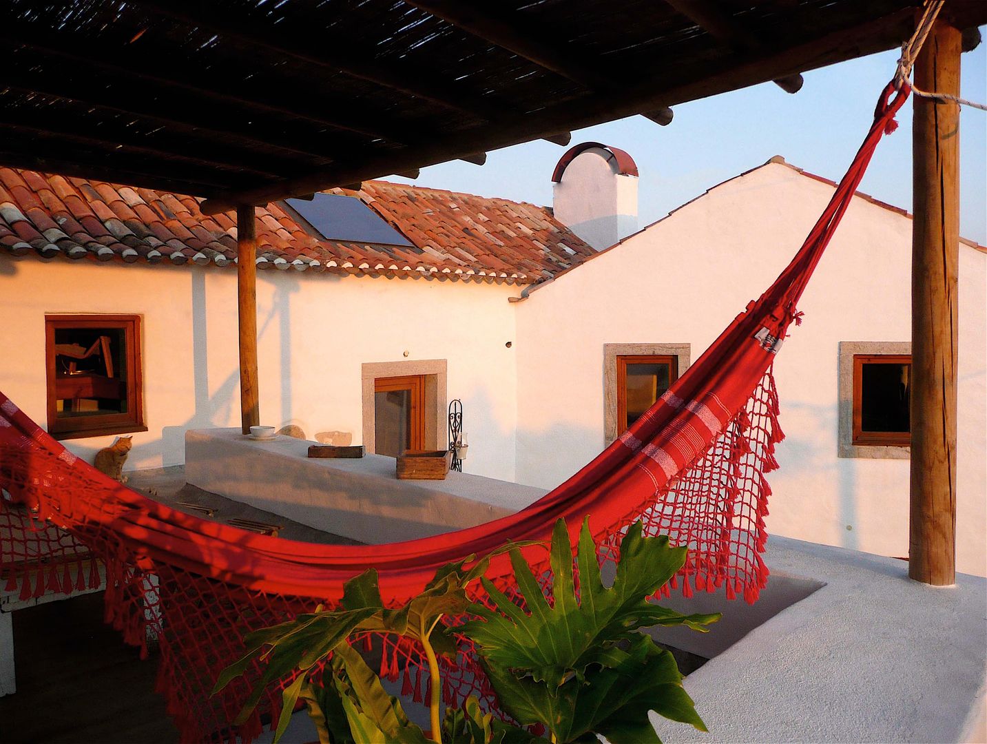 CASA EM FORMA DE ABRAÇO , pedro quintela studio pedro quintela studio Terrace