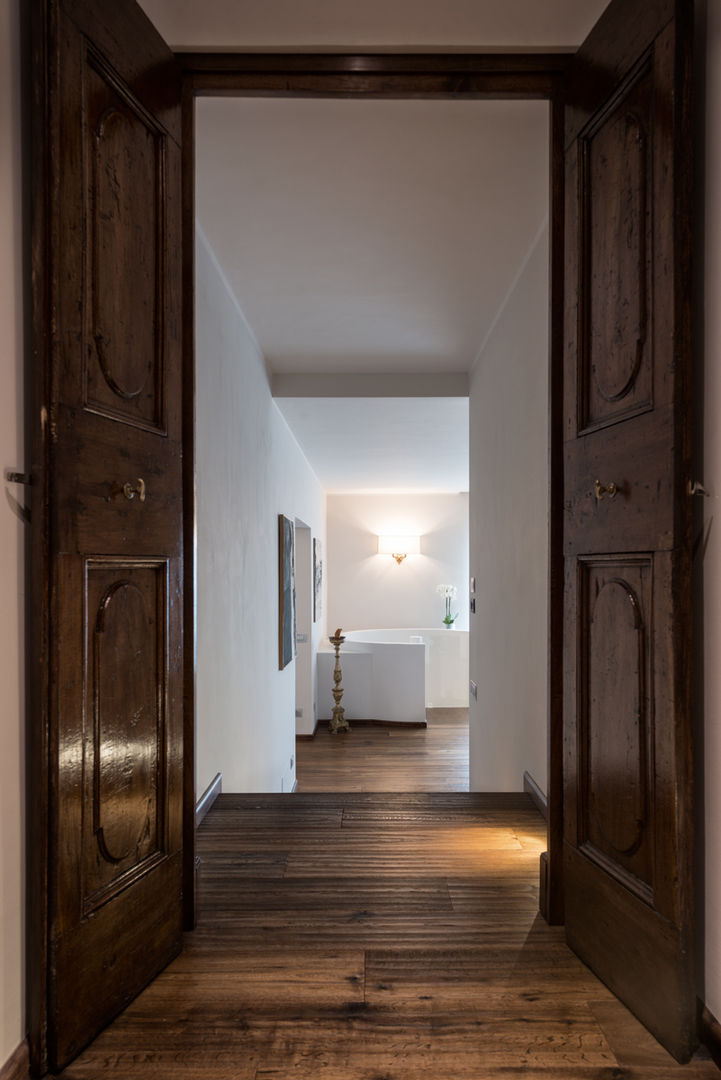 I NEUTRI PERFETTI, Melissa Giacchi Architetto d'Interni Melissa Giacchi Architetto d'Interni Classic style corridor, hallway and stairs