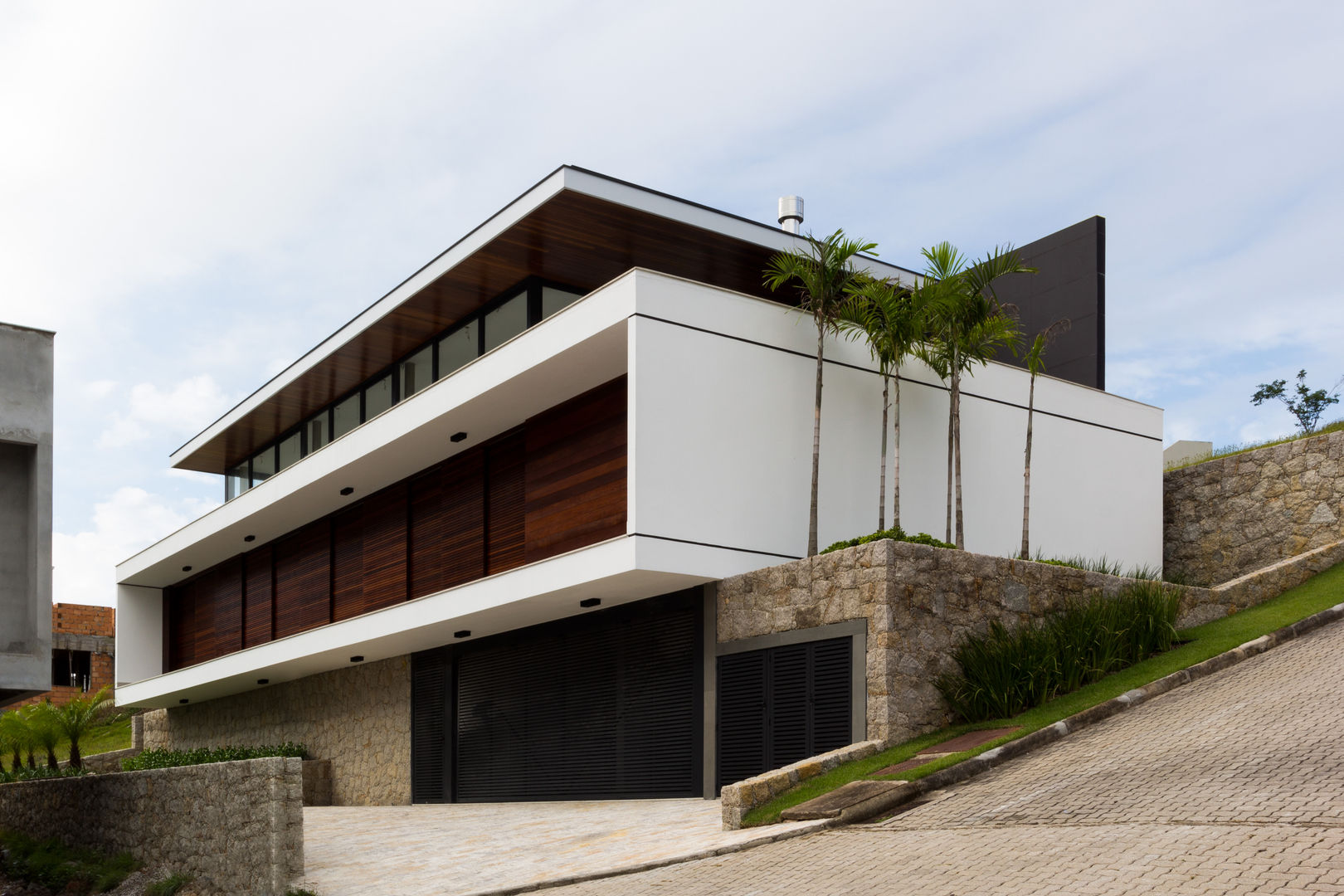 Fachada de casa preta: exemplos da tendência no design de