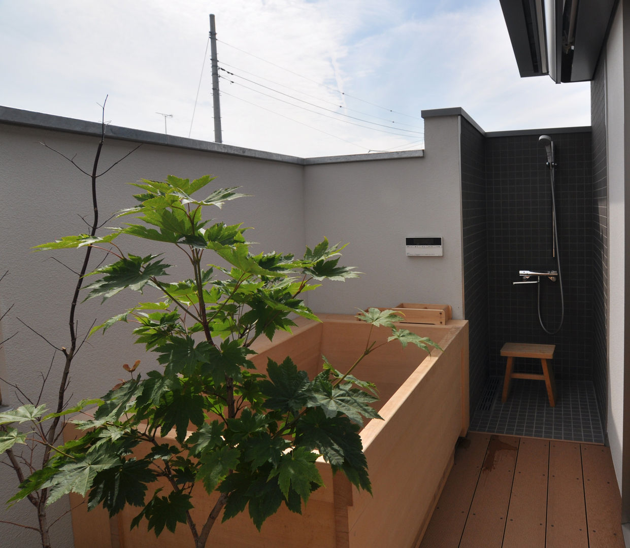 豊岡の家, （株）独楽蔵 KOMAGURA （株）独楽蔵 KOMAGURA Modern bathroom لکڑی Wood effect Bathtubs & showers