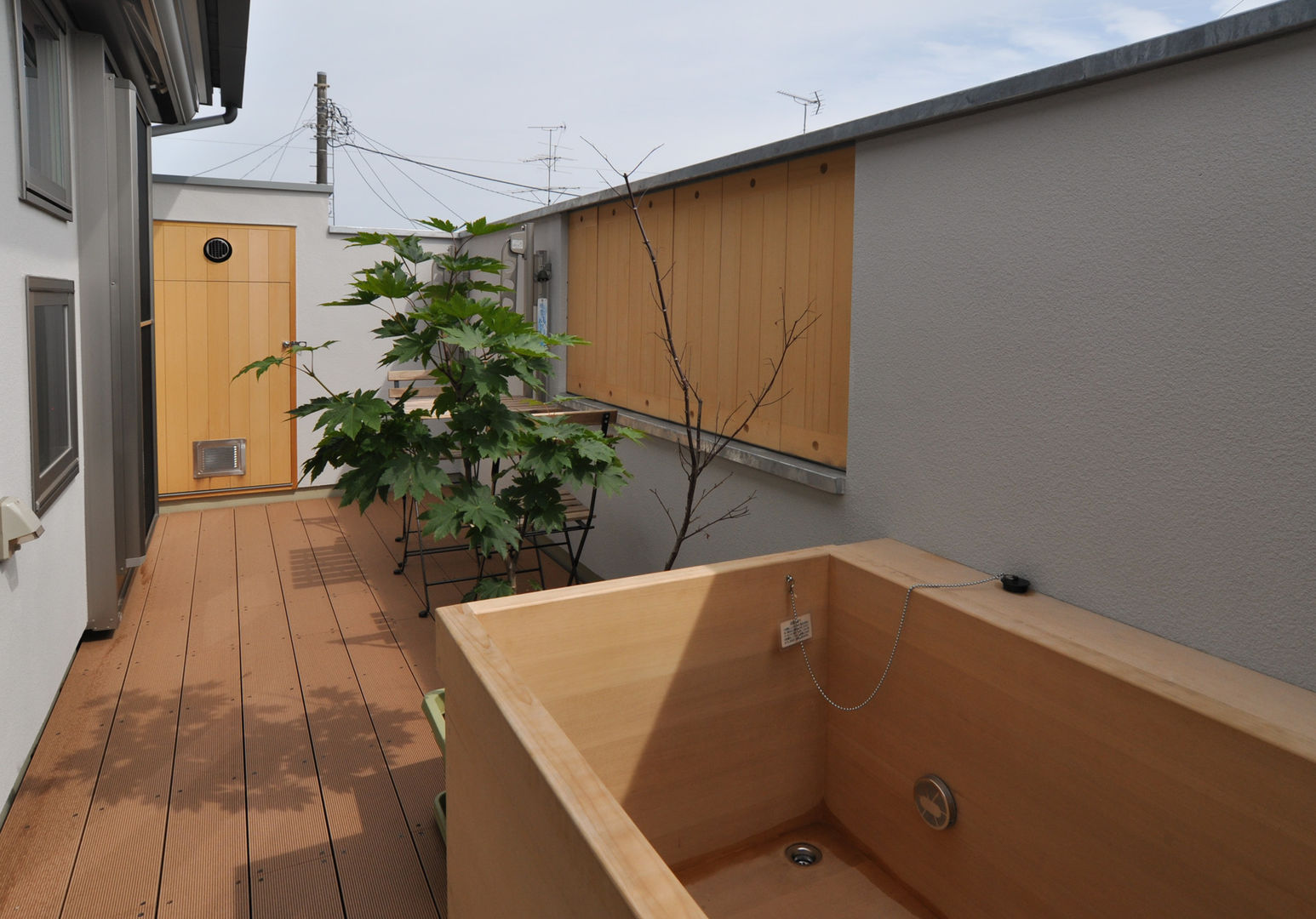 豊岡の家, （株）独楽蔵 KOMAGURA （株）独楽蔵 KOMAGURA Modern bathroom Bathtubs & showers