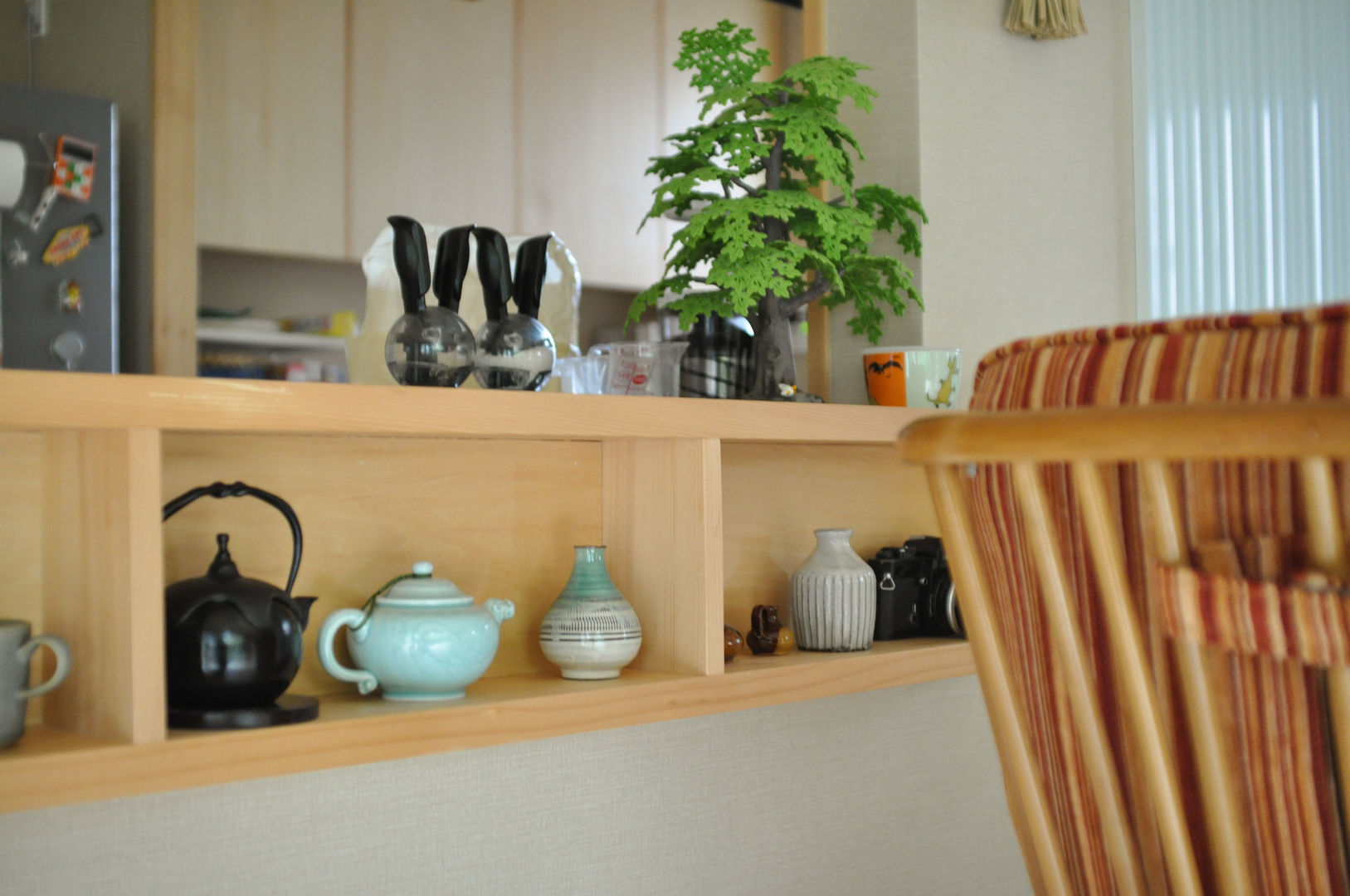 新狭山の家, （株）独楽蔵 KOMAGURA （株）独楽蔵 KOMAGURA Modern living room Shelves