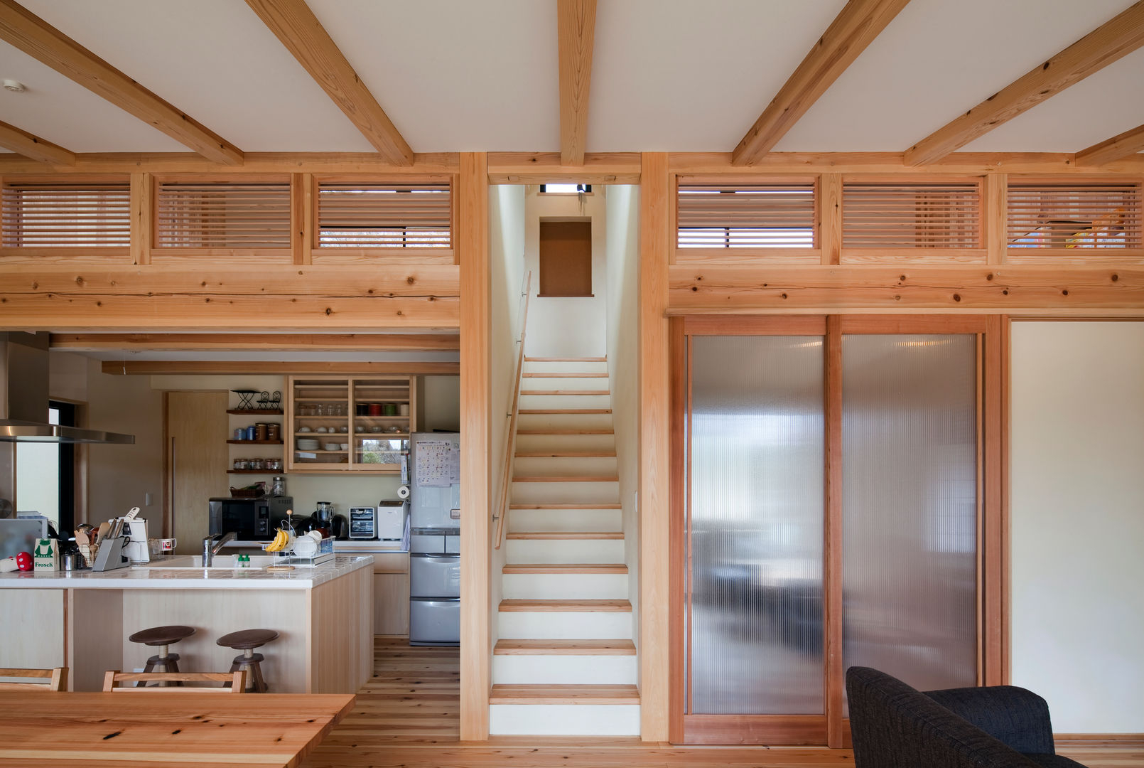 樹を繋ぐ家, 大森建築設計室 大森建築設計室 Eclectic style corridor, hallway & stairs