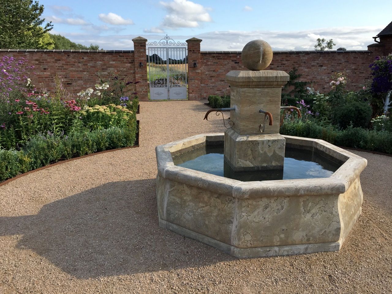 Natural Stone French Fountain BARTON FIELDS PATIO & LANDSCAPE CENTRE Jardines mediterráneos Caliza Accesorios y decoración