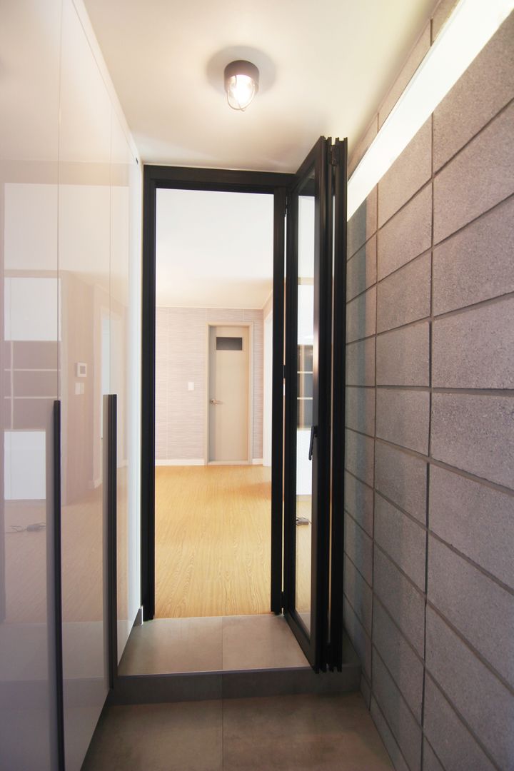 샛별마을 라이프 APT 109㎡ (before & after) , Light&Salt Design Light&Salt Design Modern Corridor, Hallway and Staircase