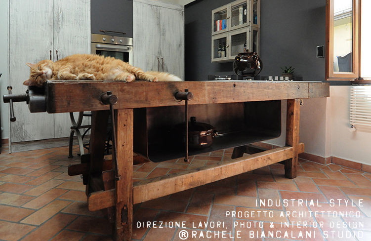 homify Cocinas de estilo industrial Madera maciza Multicolor Mesas, sillas y bancos