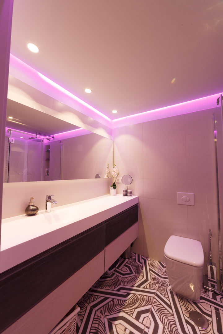 Baño con detalles de iluminación de colores Conarte cocinas Baños modernos