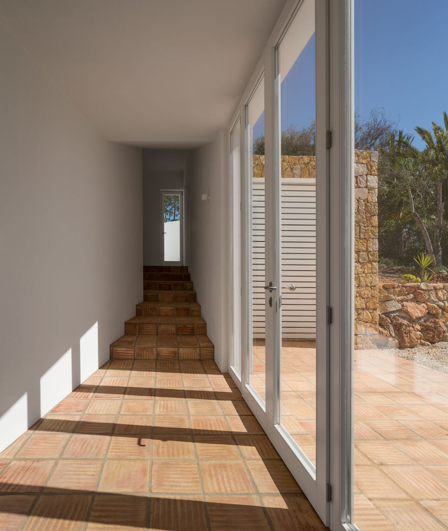 CASA VALE DE MARGEM, MARLENE ULDSCHMIDT Architects Studio MARLENE ULDSCHMIDT Architects Studio Couloir, entrée, escaliers modernes