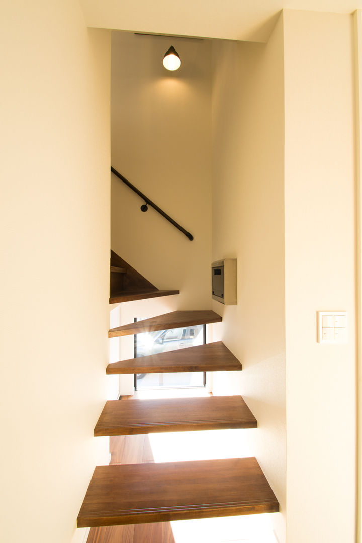 homify Couloir, entrée, escaliers originaux