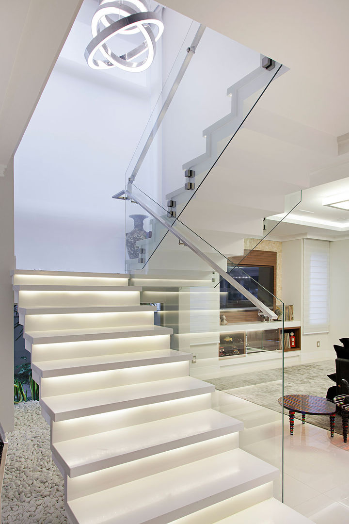 Casa B+E, ANDRÉ PACHECO ARQUITETURA ANDRÉ PACHECO ARQUITETURA Eclectic style corridor, hallway & stairs