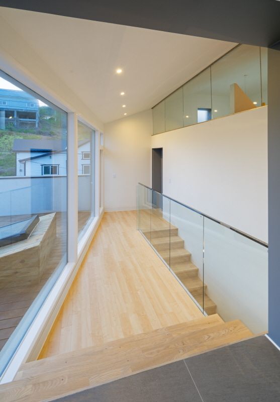 Pyrus House, 'Snow AIDe 'Snow AIDe Modern corridor, hallway & stairs