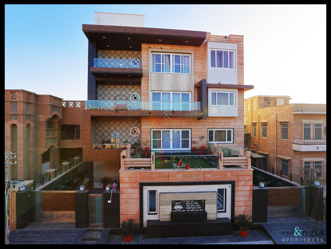 Three Storey Grand Residence @Paota,Jodhpur, RAVI - NUPUR ARCHITECTS RAVI - NUPUR ARCHITECTS Nhà Cục đá