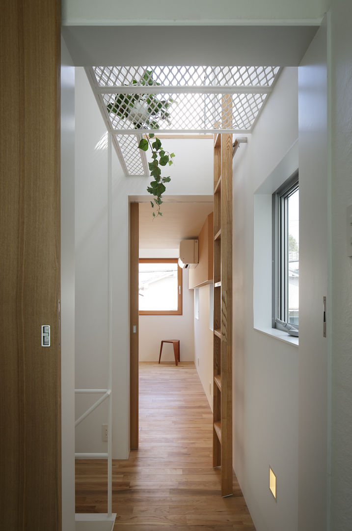白金の家, アトリエ スピノザ アトリエ スピノザ Scandinavian style corridor, hallway& stairs