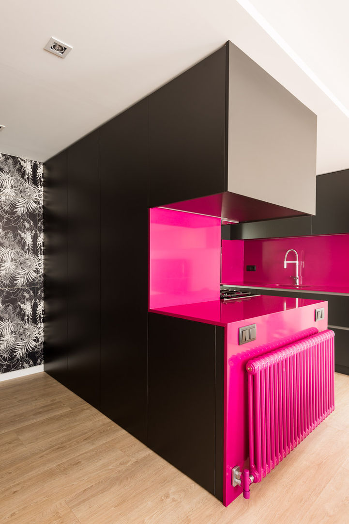 Cocina contraste negro y fúcsia| Standal homify Cocinas modernas