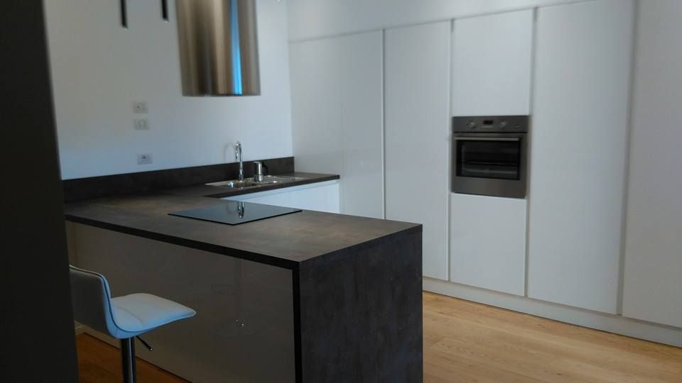 Titti's kitchen , Cucine e Design Cucine e Design Cozinhas minimalistas Bancadas