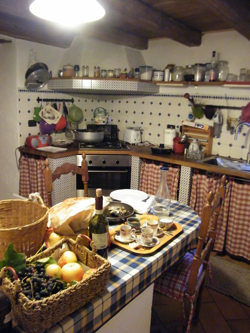 Restauro di rustico in Val di Vara, Gottardo Lavarello Associati Gottardo Lavarello Associati ห้องครัว