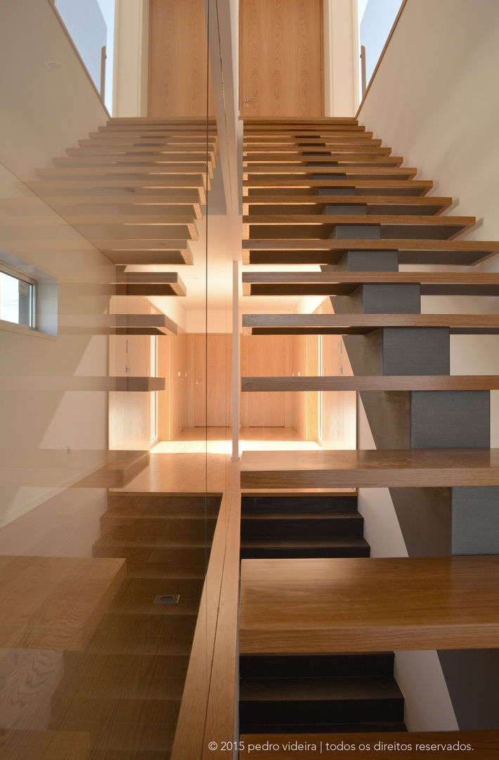 Casa FHQ, PeC Arquitectos PeC Arquitectos Modern Corridor, Hallway and Staircase