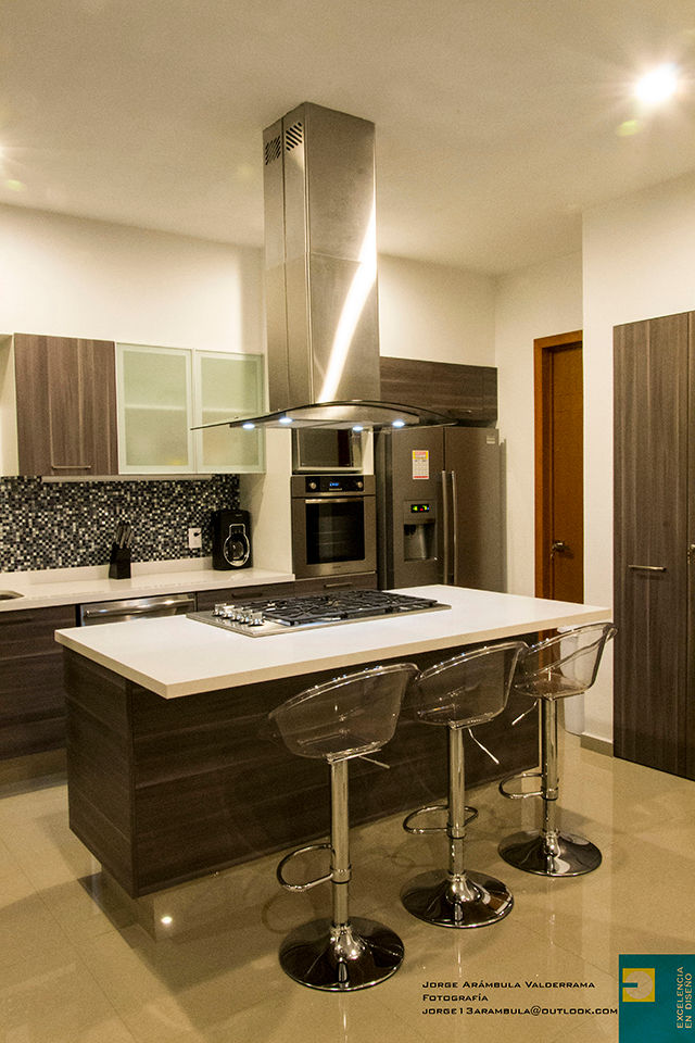 RESIDENCIA ROSELLA, Excelencia en Diseño Excelencia en Diseño Modern kitchen Engineered Wood Transparent