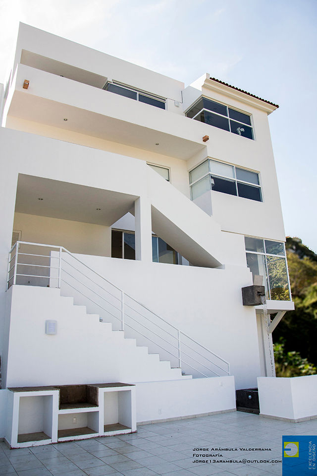 FACHADA TRASERA Excelencia en Diseño Balcones y terrazas modernos: Ideas, imágenes y decoración Ladrillos