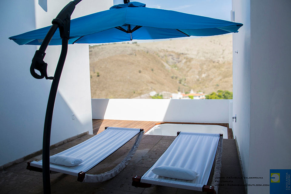 TERRAZA Excelencia en Diseño Balcones y terrazas de estilo moderno Derivados de madera Transparente