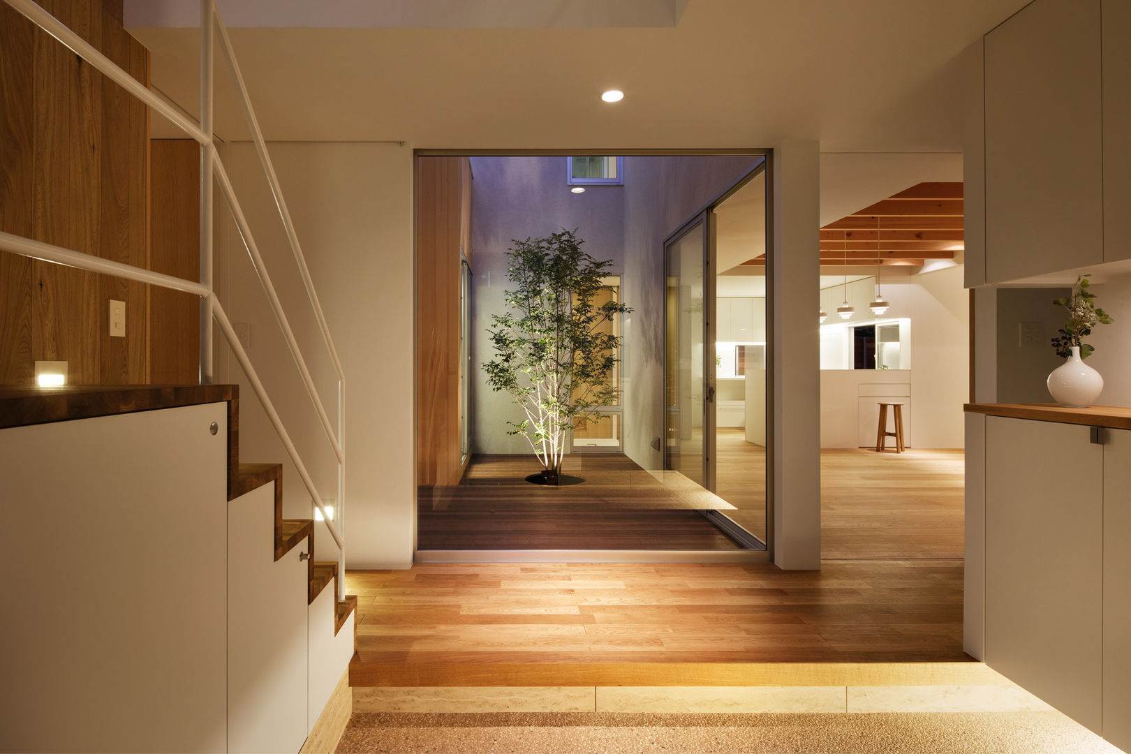 大東の家, アトリエ スピノザ アトリエ スピノザ Scandinavian style corridor, hallway& stairs