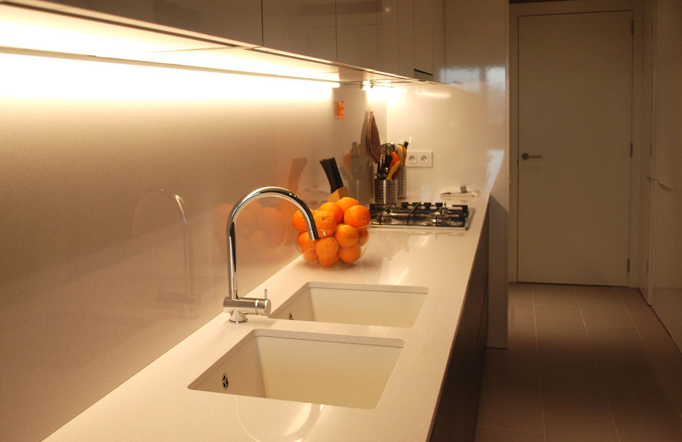 Proyecto iluminación interior: un piso en Barcelona, OutSide Tech Light OutSide Tech Light ห้องครัว