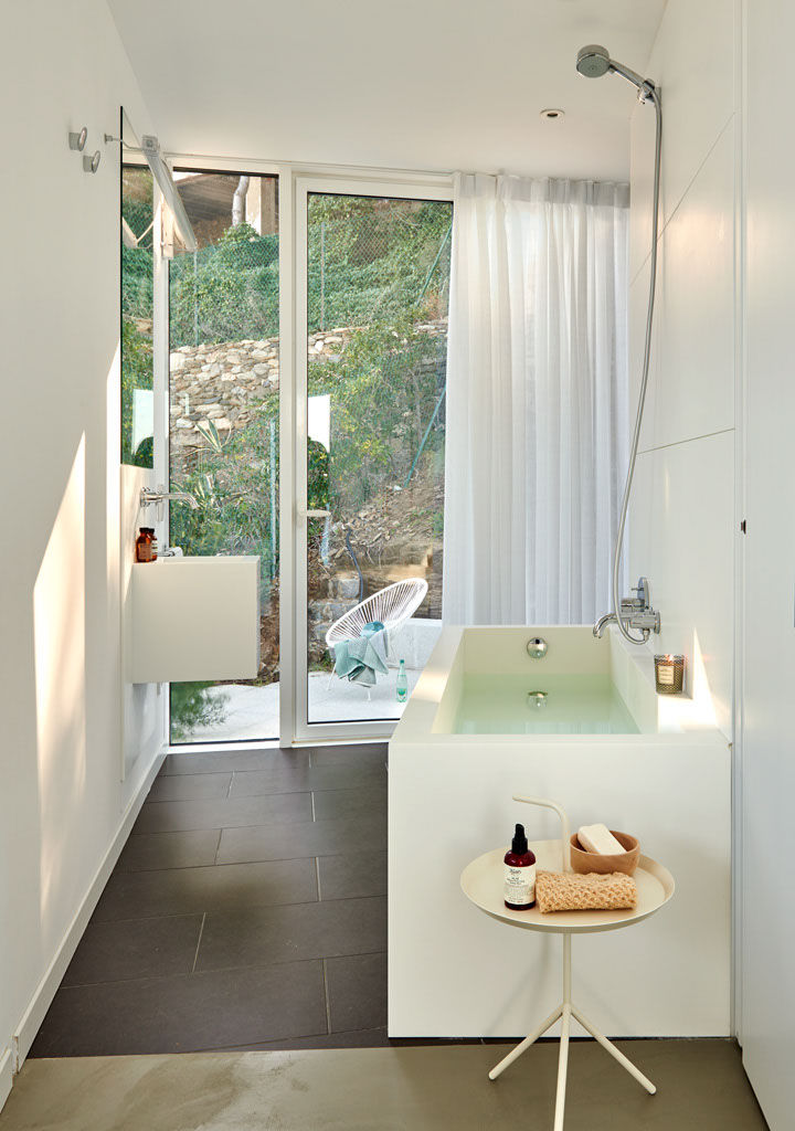 homify Modern Bathroom