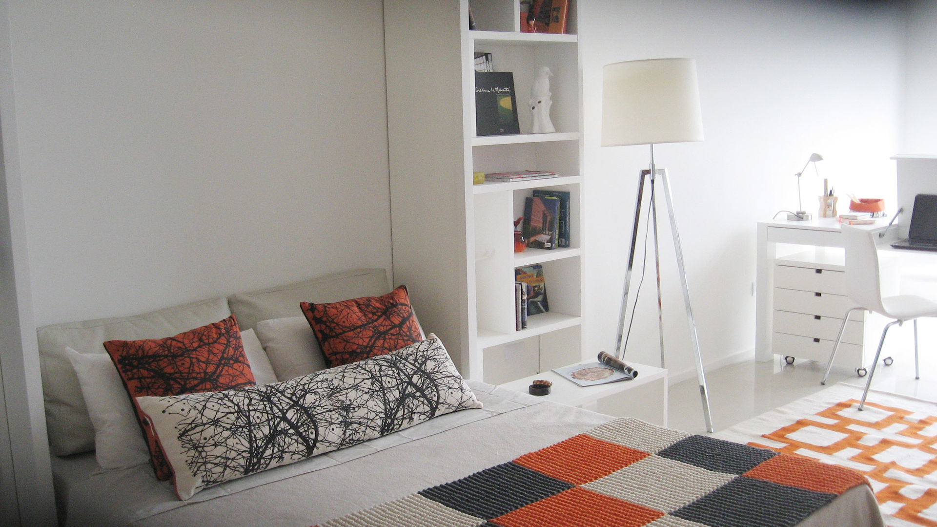 Cama rebatible + biblioteca MinBai Dormitorios de estilo minimalista Madera Blanco Camas y cabeceras