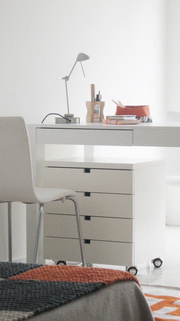 Guardado + Home Office MinBai Estudios y oficinas minimalistas Madera Acabado en madera Escritorios