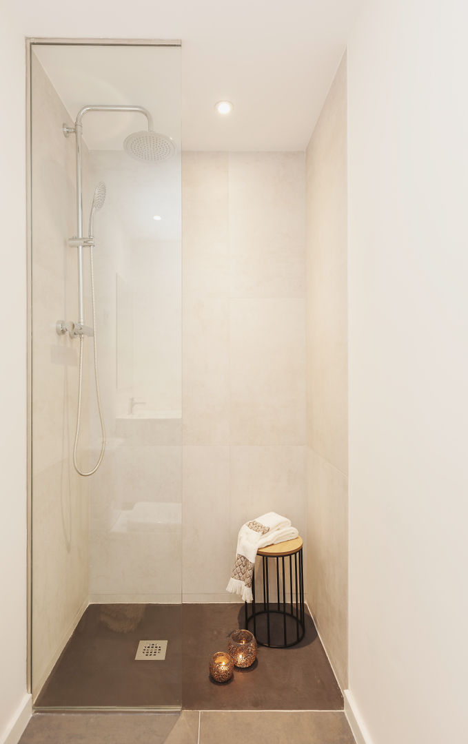 Bathroom shower Markham Stagers Ванная комната в стиле модерн