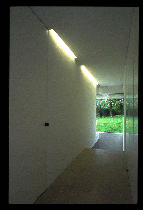 Essential house, Jacques Vanharen Jacques Vanharen Modern corridor, hallway & stairs