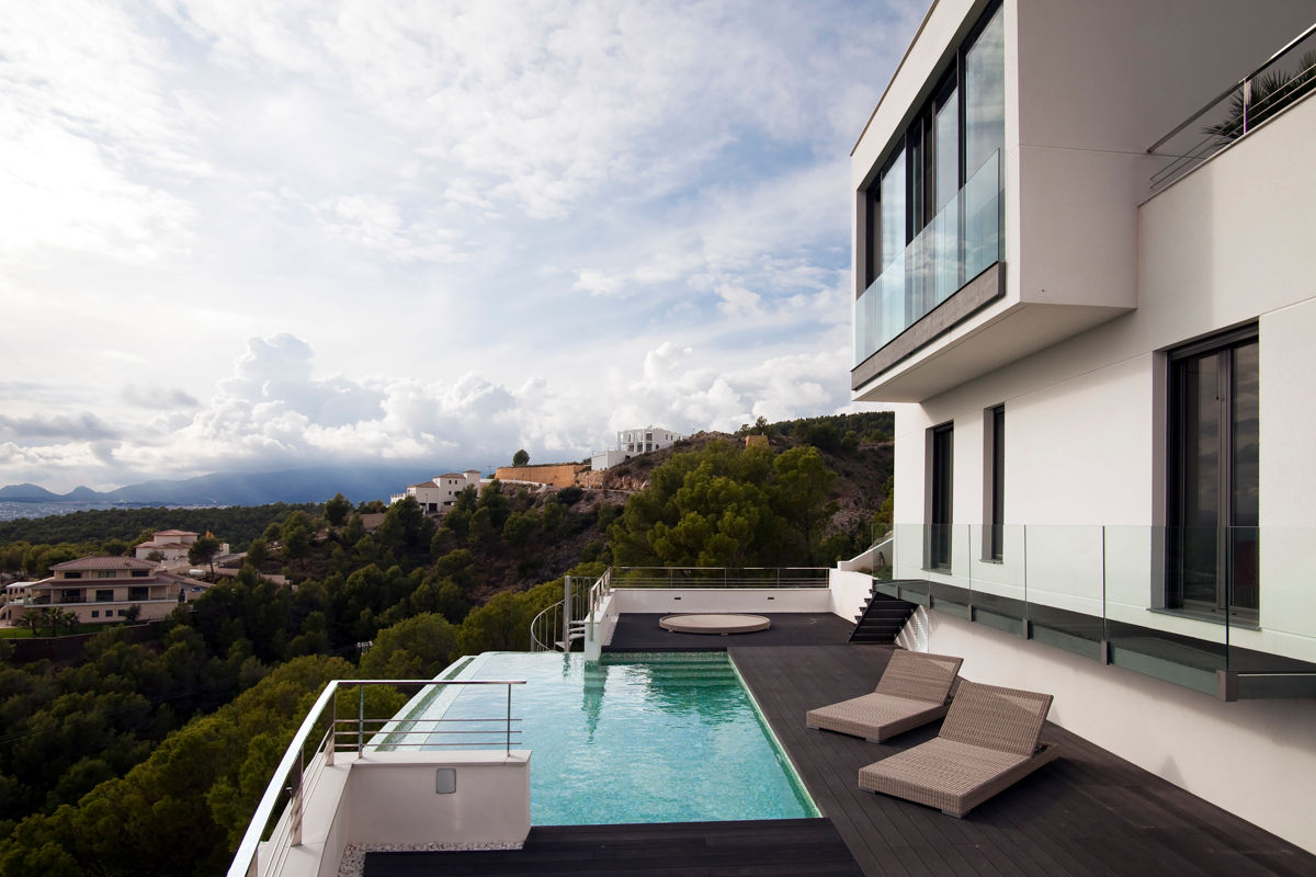 Vivienda Unifamiliar, Eduardo Irago Fotografia Eduardo Irago Fotografia Piscinas de estilo moderno Nube,Cielo,Edificio,Tiempo de día,Agua,Azur,Piscina,Ventana,Condominio,Árbol