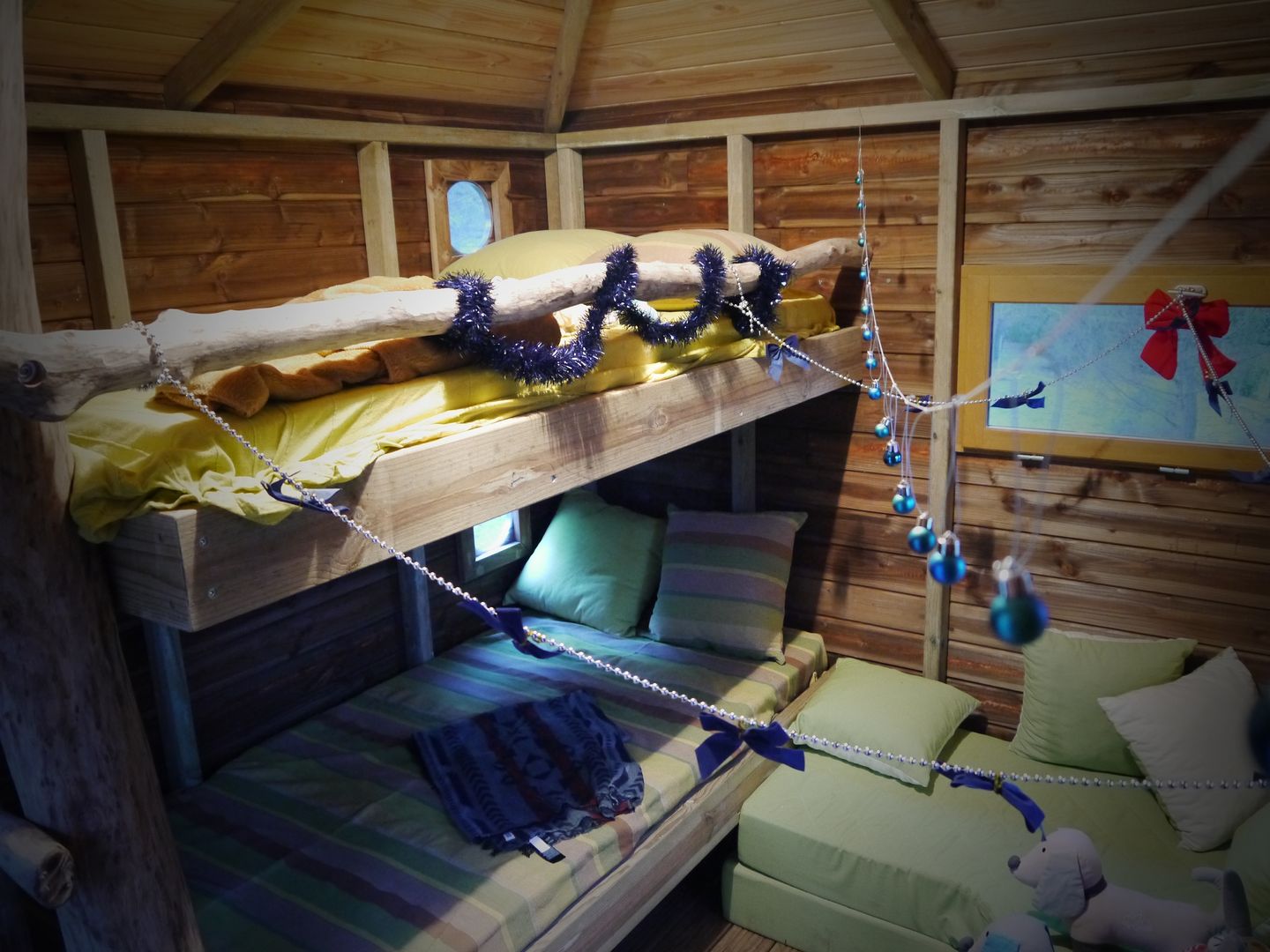 Une cabane a Aix en Provence, Cabaneo Cabaneo Mediterranean style nursery/kids room Wood Wood effect