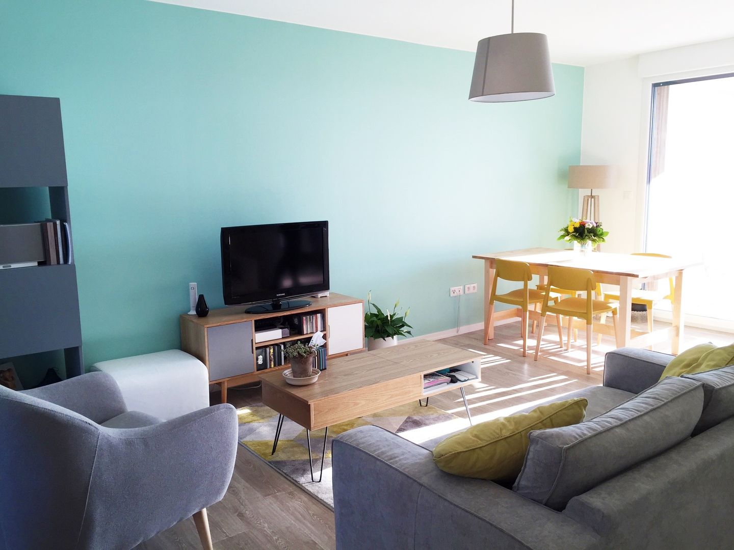 Agencement & Couleurs d'un appartement à Balma, Mint Design Mint Design 北欧デザインの リビング