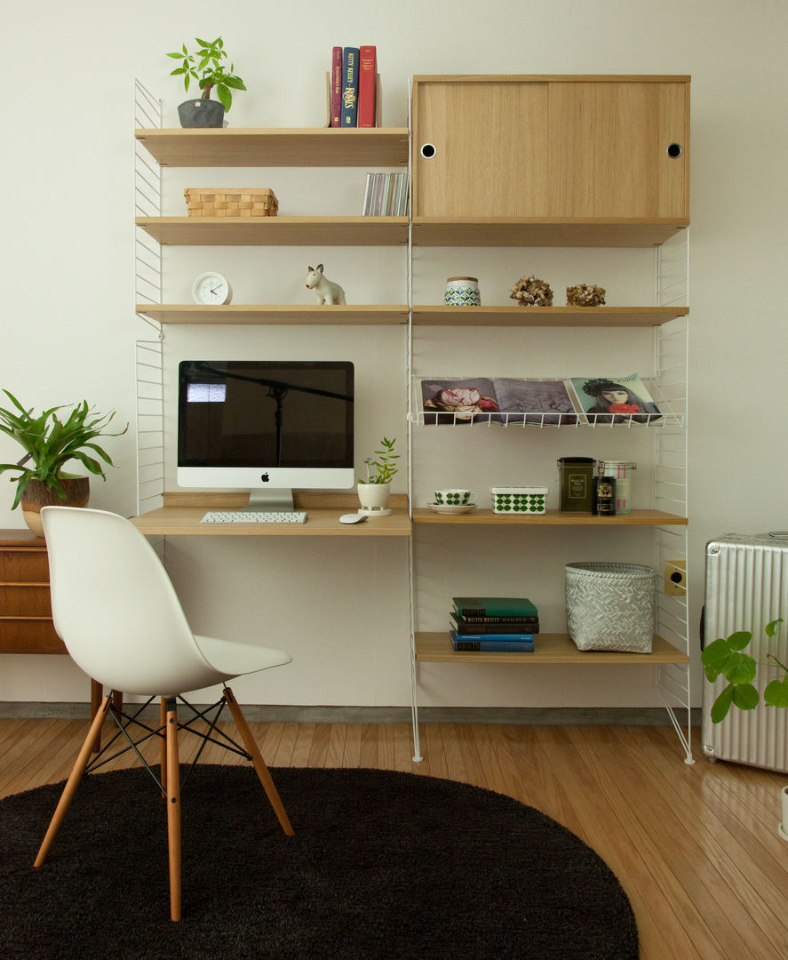 スウェーデン人の3人に2人は使っている壁掛け収納ストリング, グリニッチ グリニッチ Scandinavian style living room Shelves