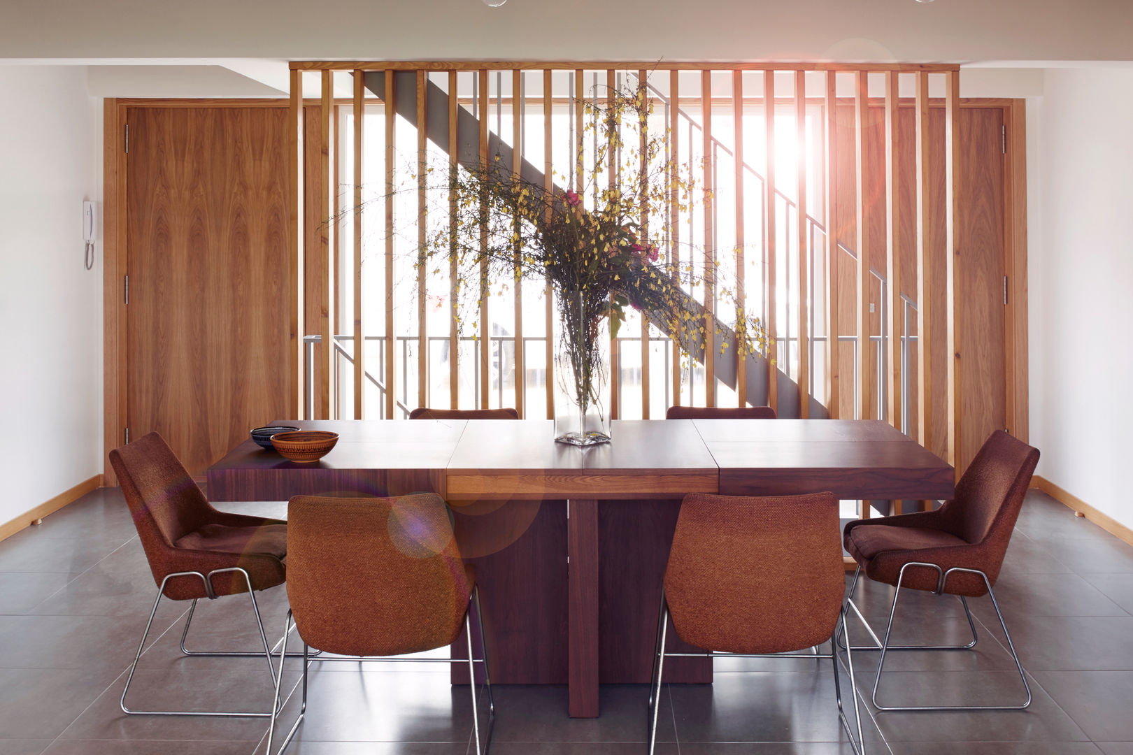 La casa de Sara y Fran, Estudio de Arquitectura Sra.Farnsworth Estudio de Arquitectura Sra.Farnsworth Scandinavian style dining room