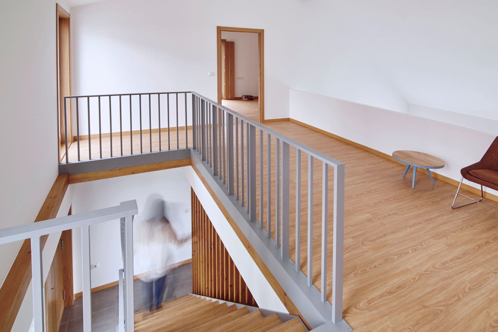 La casa de Sara y Fran, Estudio de Arquitectura Sra.Farnsworth Estudio de Arquitectura Sra.Farnsworth Scandinavian style corridor, hallway& stairs