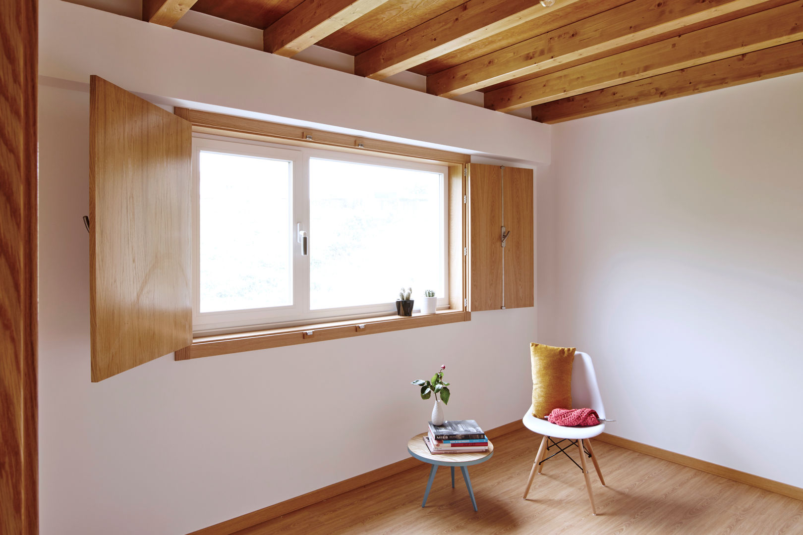 La casa de Sara y Fran, Estudio de Arquitectura Sra.Farnsworth Estudio de Arquitectura Sra.Farnsworth Scandinavian style bedroom