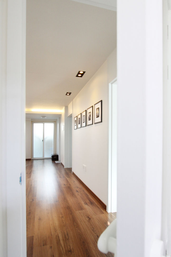 homify Modern Corridor, Hallway and Staircase