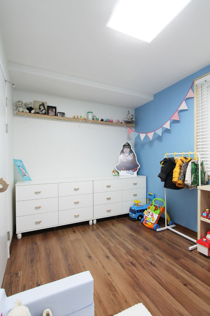 homify Modern nursery/kids room