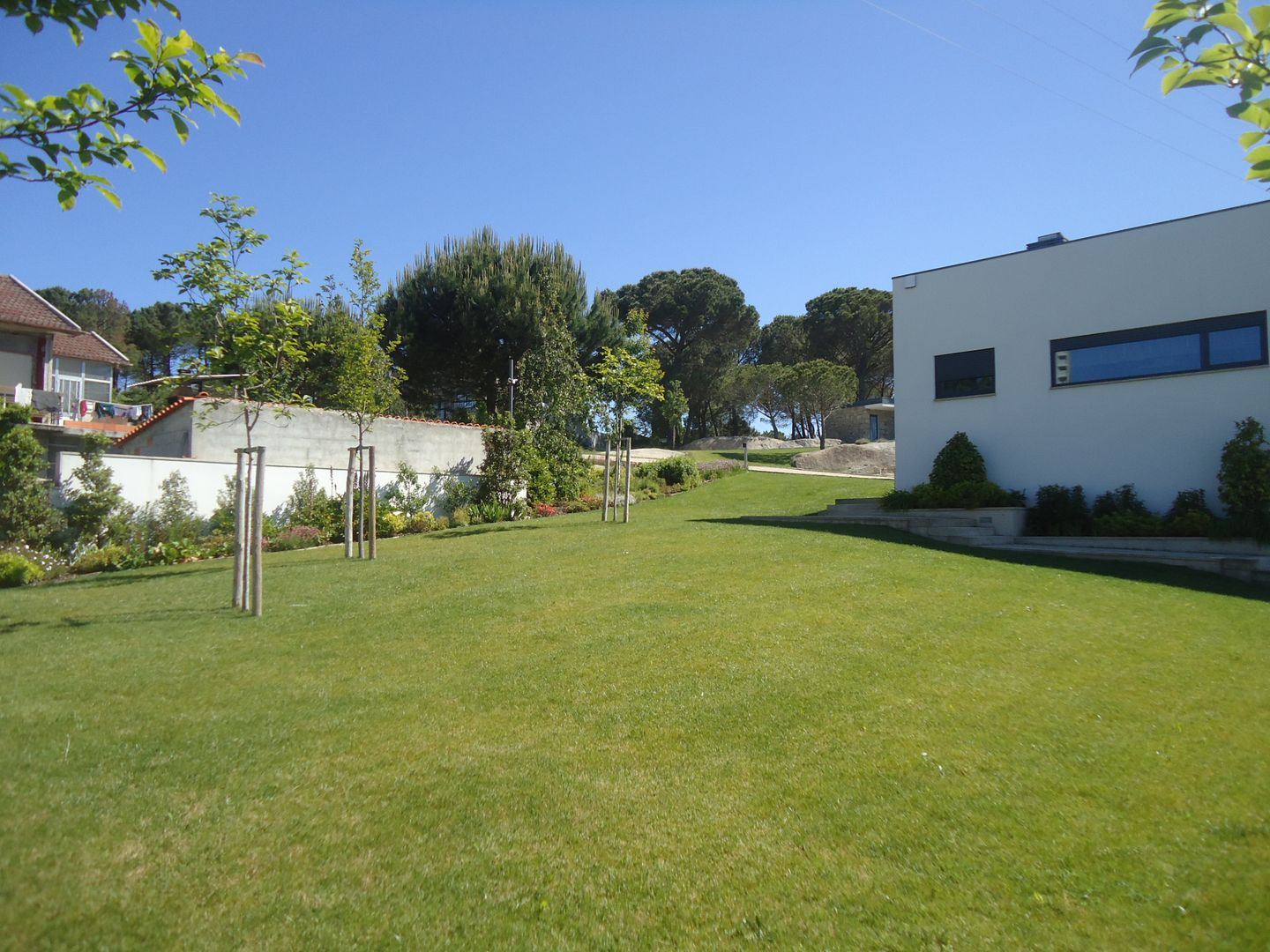 Arquitetura paisagista de jardim e o seu espaço envolvente, RAQUEL FRIAS - ARQUITECTURA PAISAGISTA RAQUEL FRIAS - ARQUITECTURA PAISAGISTA Jardines de estilo minimalista