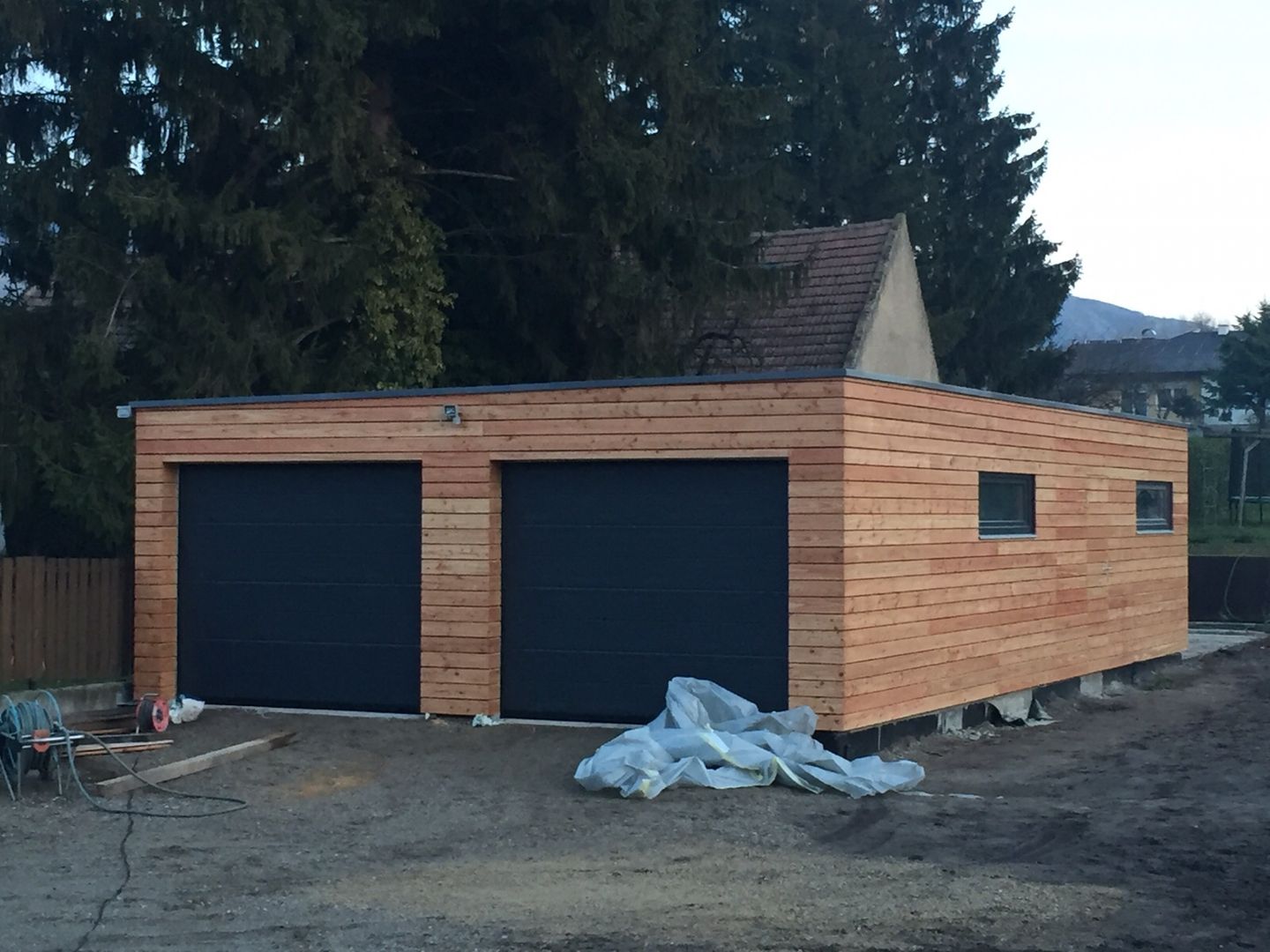 Garage + Gartenhaus Naturmont Moderne Garagen & Schuppen Holz Holznachbildung