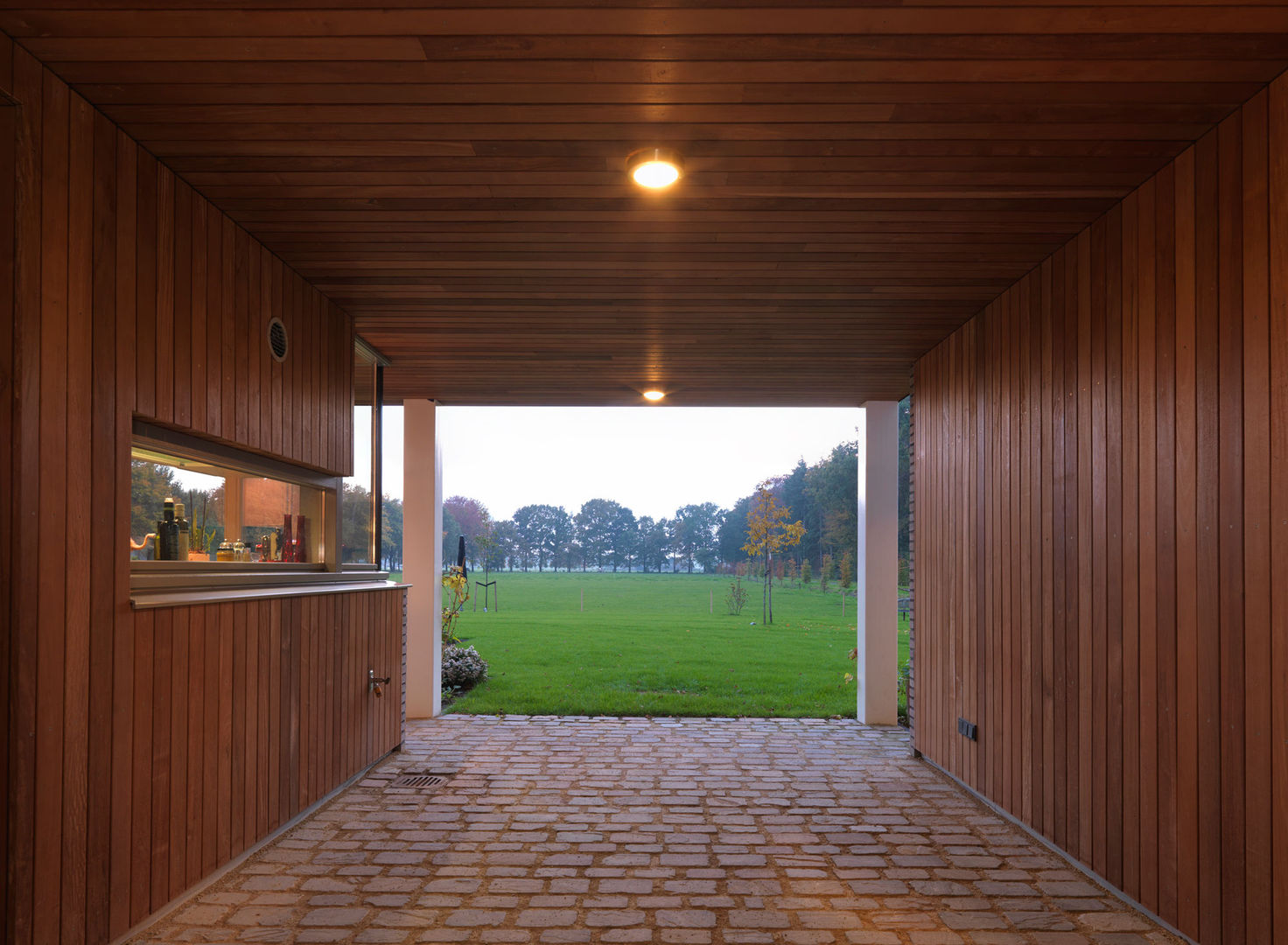 Woonhuis Doorn, De Zwarte Hond De Zwarte Hond ทางเดินในสไตล์ประเทศห้องโถงและบันได ไม้ Wood effect