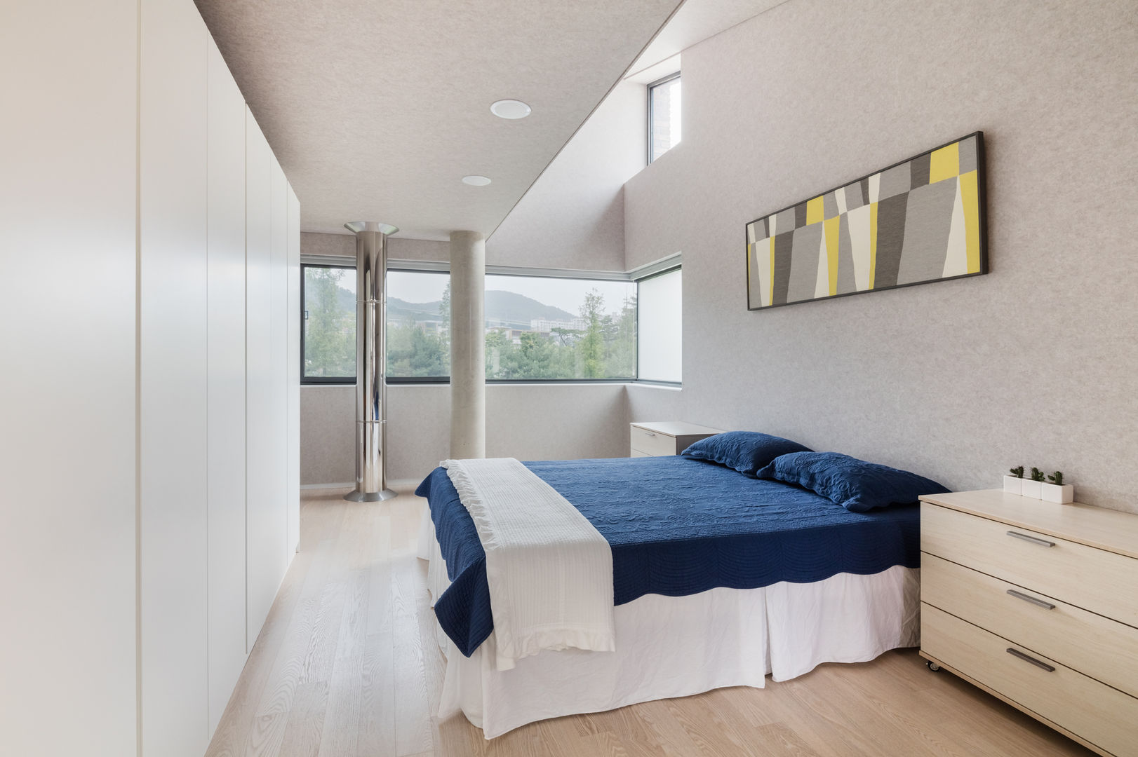 L house, aandd architecture and design lab. aandd architecture and design lab. Modern style bedroom