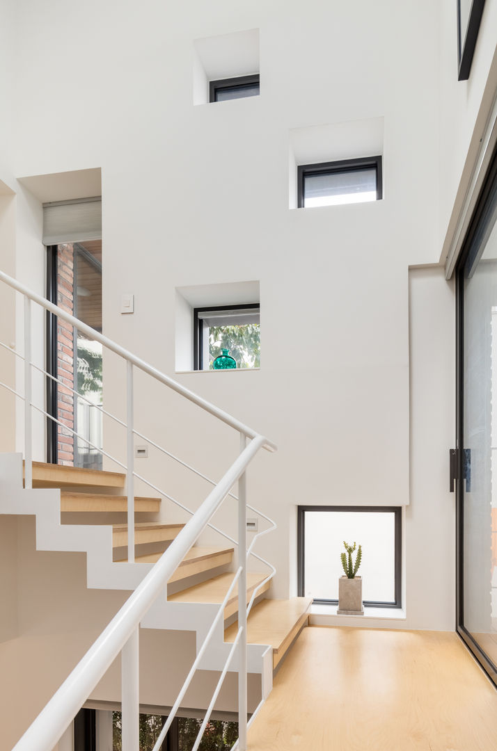 L house, aandd architecture and design lab. aandd architecture and design lab. Modern corridor, hallway & stairs