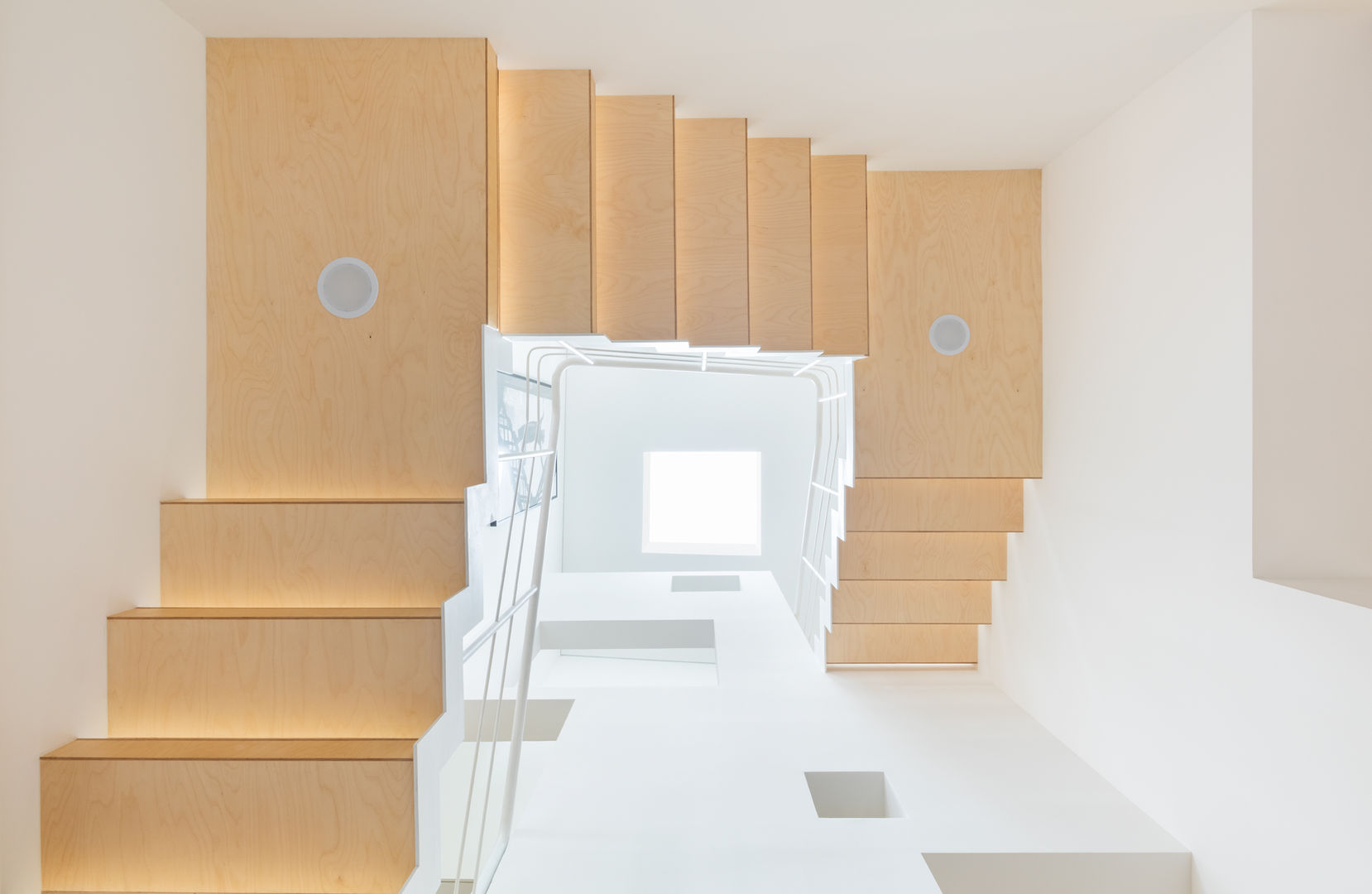 L house, aandd architecture and design lab. aandd architecture and design lab. Modern Corridor, Hallway and Staircase