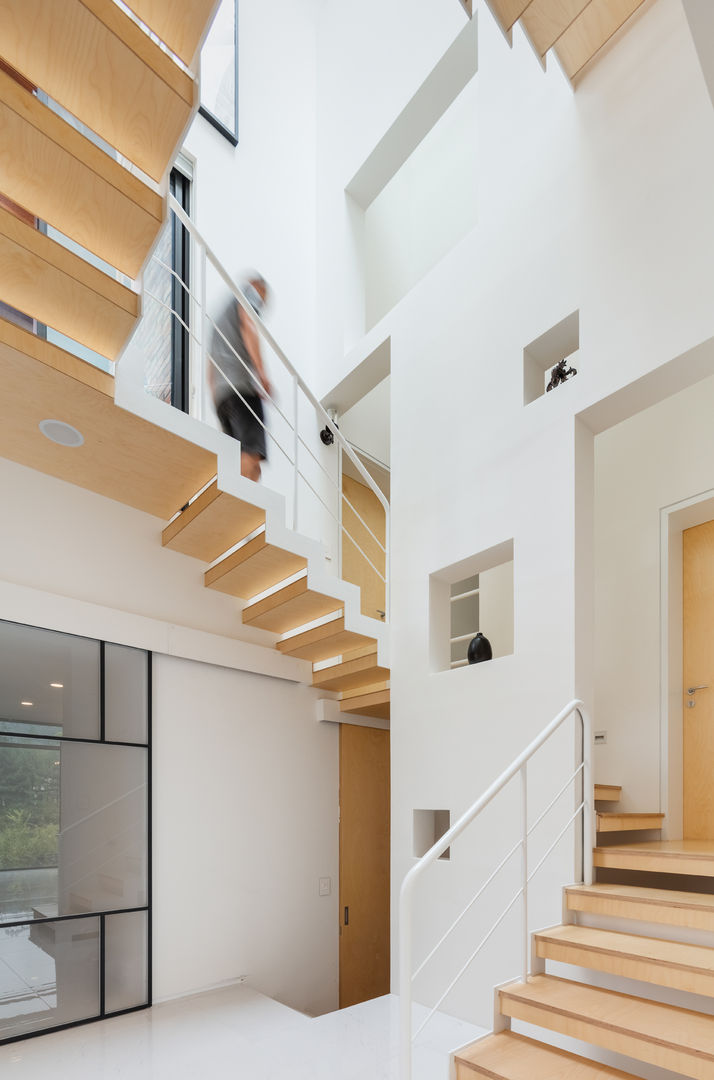 L house, aandd architecture and design lab. aandd architecture and design lab. Modern corridor, hallway & stairs